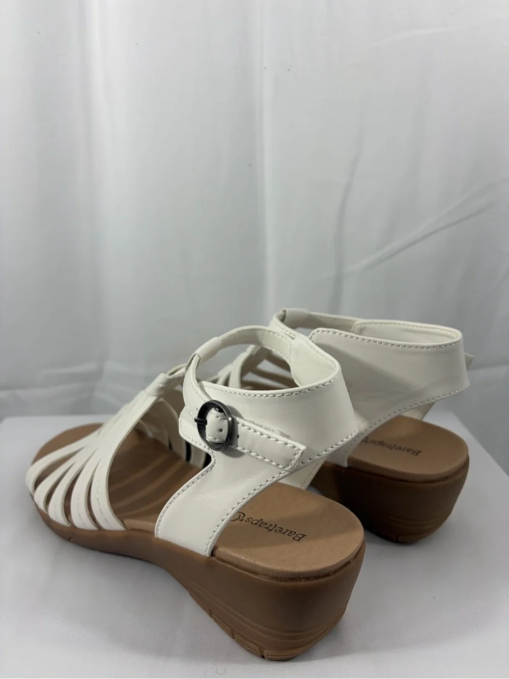 NWT BareTraps Women’s Size 8.5 White Strappy Gladiator Sandals
